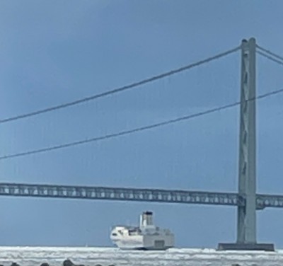明石海峡大橋と大型船舶