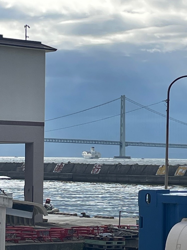 明石海峡大橋と大型船舶